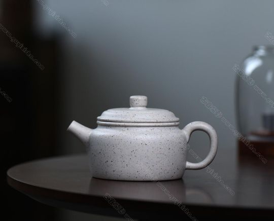 碧螺壺中香撲面，綠茶盞內(nèi)味如春。